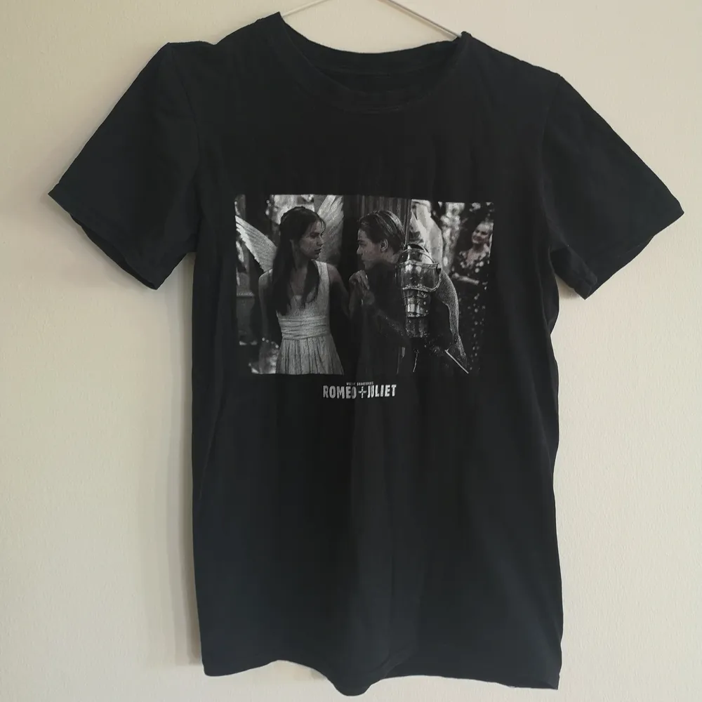 Svart T-shirt med tryck på Romeo och Julia från filmen Romeo och Julia🖤. T-shirts.