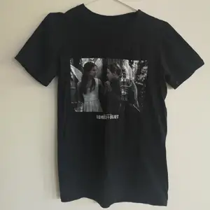 Svart T-shirt med tryck på Romeo och Julia från filmen Romeo och Julia🖤