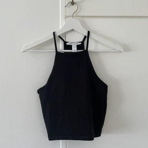 Basic croptop! - Croptop som passar till allt, basplagg i garderoben! Ett måste till sommaren från Nelly i storlek s!! Aldrig använd så helt i nyskick! 🖤
