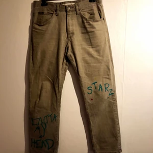 Lee jeans 33/30- Yung Lean CUSTOMS. - Lee jeans 33/30- Yung Lean CUSTOMS. Starz albumet.  
