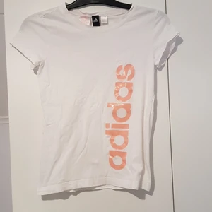 Adidas träningströja🌸 - 🌸Tröjan är knappt använd och är i nyskick.                 