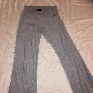 Mysbyxor från Juicy couture - Jättesköna ljusgrå mysbyxor från Juicy Couture! De är lite rakare i modellen. Är i hyfsat bra skick! Köpare står för frakt💕