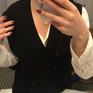 Väst - En skitsnygg och trendig svart väst från hm!!!! Jag har bara använt den några fåtal gånger och är därför i väldigt mycket bra skick😍 (köparen står för frakt) 