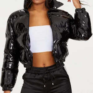 Croppad glansig jacka i strl 38 - Bra skick från pretty little thing 