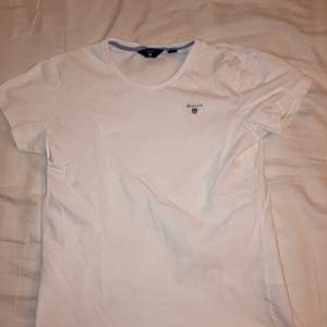 En vanlig vit T-shirt från Gant. Är i storlek 11-12 år men passar upp till 14 år. I bra skick! Köpare står för frakt💕