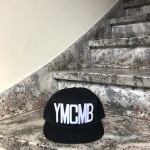 Keps - En jättesnygg keps där det står ”YMCMB”, den är justerbar och det finns 2x. Finns även en likadan fast i rosa (skrolla bland flödet). 💜💜💜💜💜