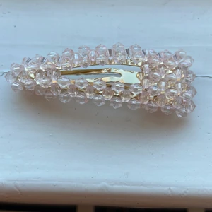 Hårspenna  - Ny ! Pris 25 kr inkl frakten kolla gärna mina saker , bra pris , snabb leverans, nöjda kunder 