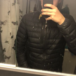 Parajumper ugo jacka strl m  - Den är inköpt i oktober så har använt den hela vintern. Passar mig som är 180 väldigt bra och även dem som är kortare. 