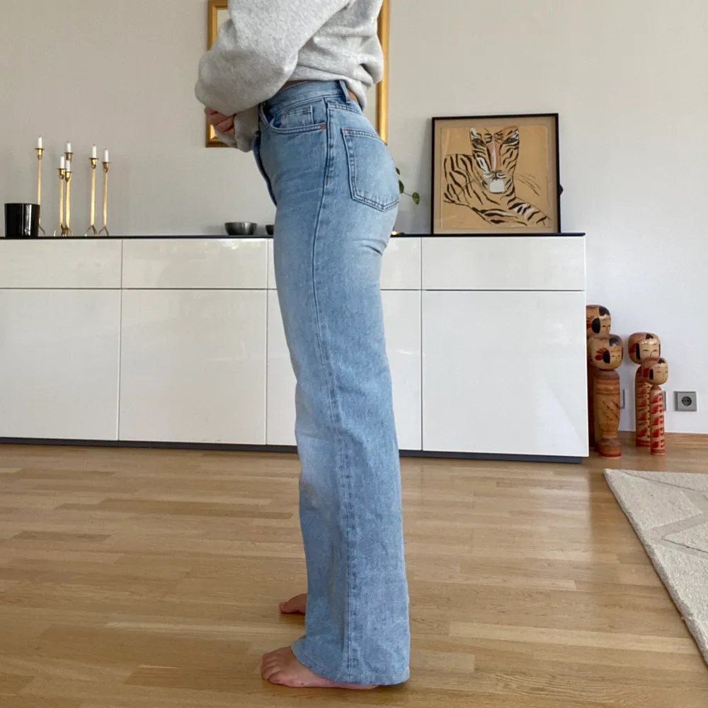 Hejsan!! Säljer dessa skitsnygga YOKO jeans från Monki som är supertrendiga!! Dem är sparsamt använda och är specialsydda för mig så att dem passar en som är ca 163cm lång (är st 36). Köpte dem direkt från butiken för några månader sen. Skriv privat om ni har frågor/vill ha fler bilder, annars är det bara att buda på!💙💙💙. Jeans & Byxor.