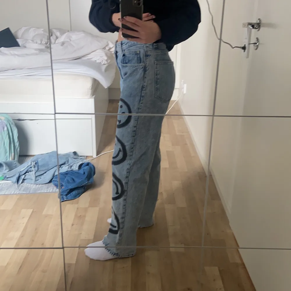 Säljer mina as balla jeans från bershka, kommer tyvärr inte till användning. Köparen står frakten, buda eller köp direkt för 350 plus frakt!. Jeans & Byxor.