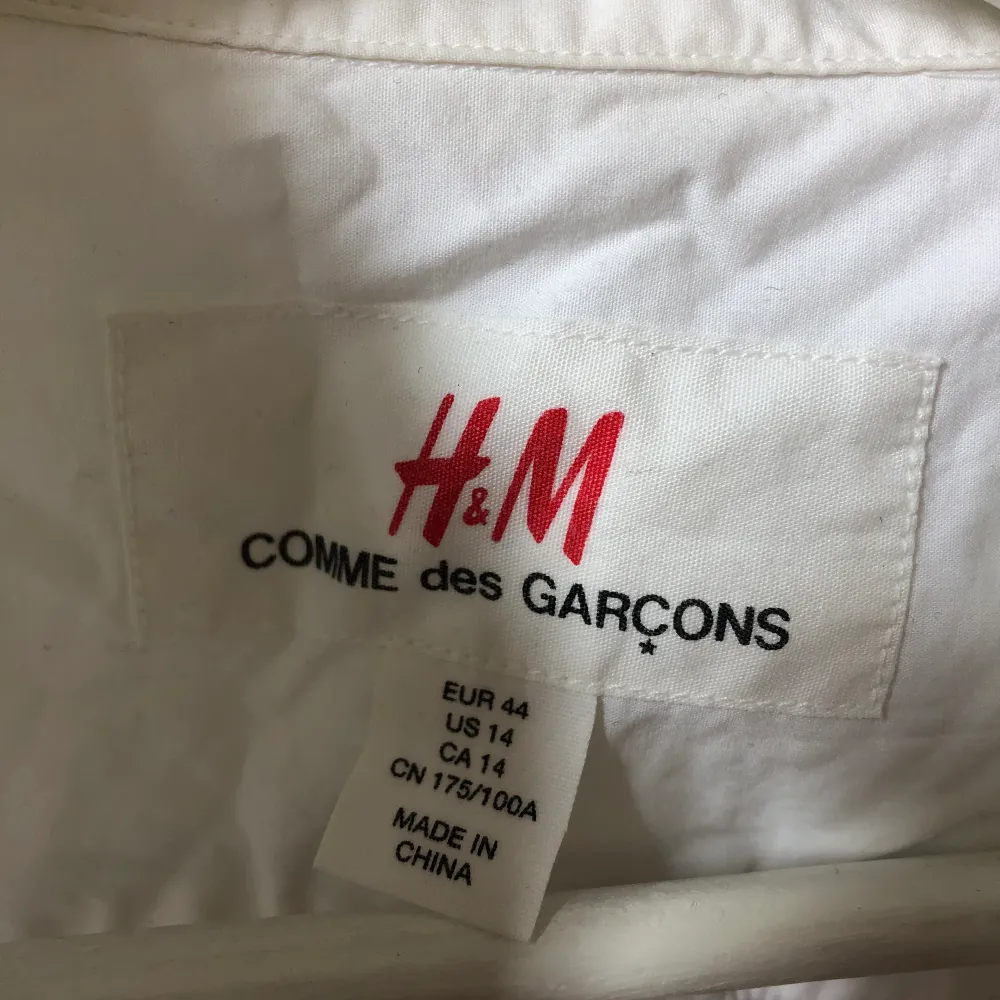 Vit skjorta i damstorlek från HMs designsarbete med Comme Des Garcons. Helt oanvänd, inga gula fläckar. En aning figursydd damstorlek 44. Skjortor.