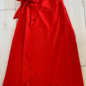 Kjol!  - Jättefin röd kjol med knyte från monki, som passar perfekt till sommaren! I bra skick! 