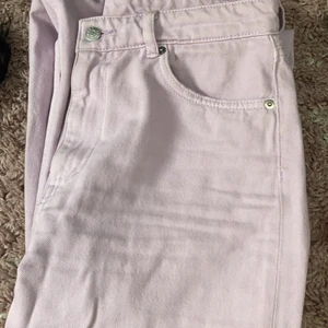 Lila yoko monki jeans - Straight jeans lila som var små i storleken så jaggick upp i storlek. Jag brukar ha 27/28 i midja men tog 29 i dessa och de passade perfekt. Använda få gånger och bra skick. Säljer pga inte gillar lila så mycket längre.