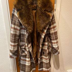 En snygg vintage kappa i storlek xs!   Finns på Tågaborg Kan skickas mot att köpare står för frakt. 