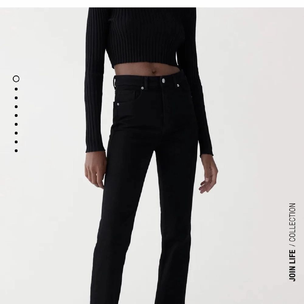 Det populära Slit pants från Zara säljer jag!  Säljer det då jag köpte dubbelt par av dem och därför bara använda en gång! Perfekt skick 💞. Jeans & Byxor.