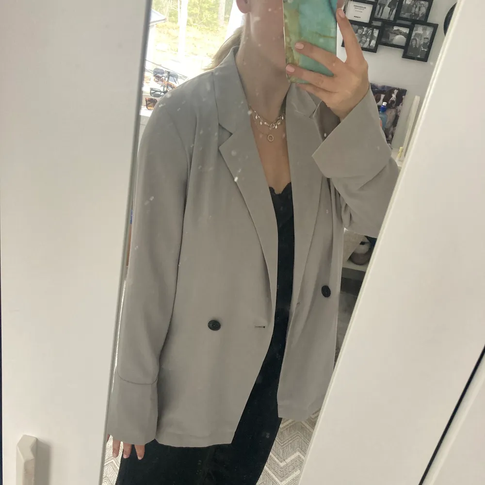 En kavaj eller blazer beroenden på vad man vill kalla de som jag köpte här på plick men trodde att den var beige men var grå... väldigt skön och oversized på mig som är S/m med även en snygg slits vid ärmen som blir väldigt fint! . Kostymer.