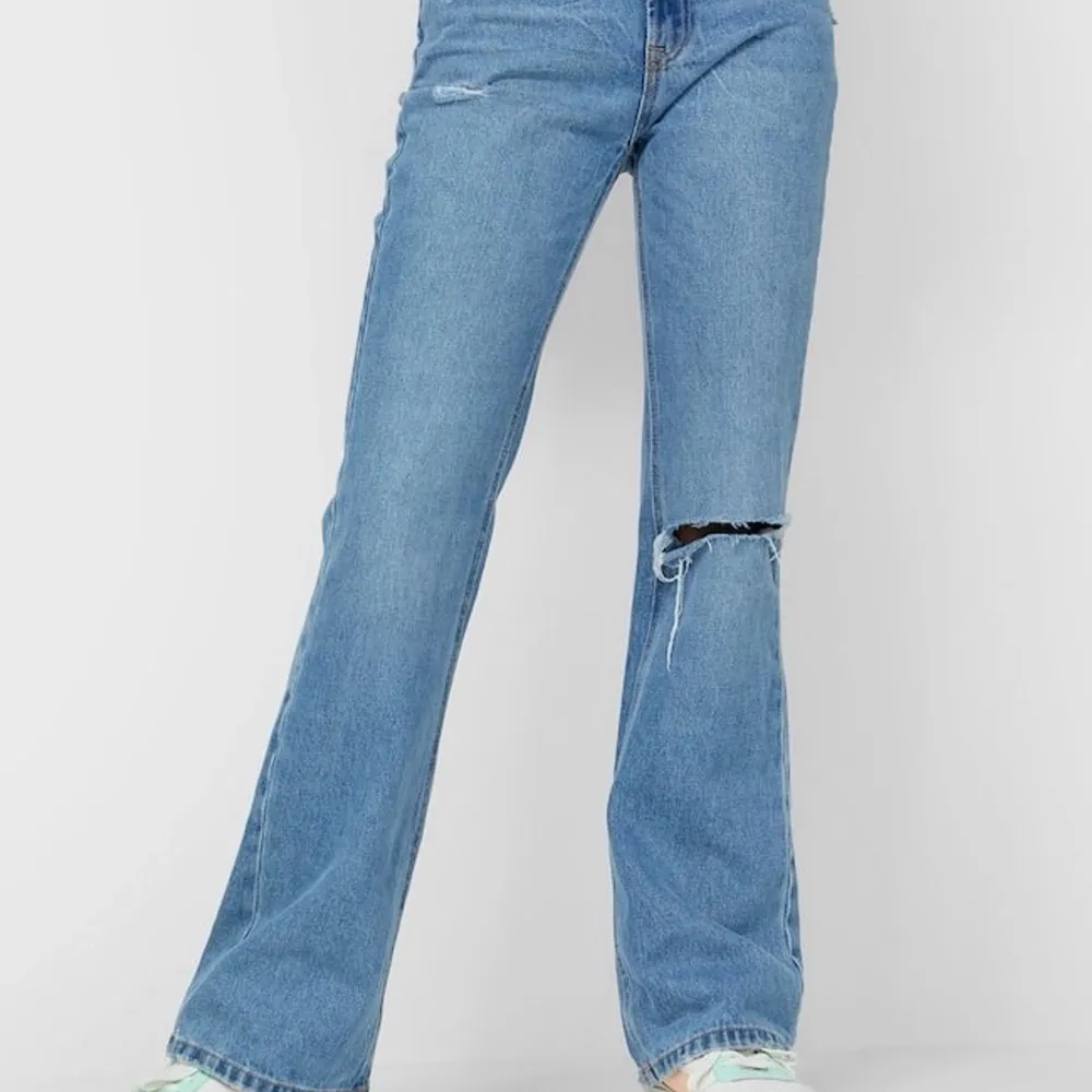 Super snygga jeans från Stradivarius som är helt oanvända! Taggen finns till och med kvar. Säljer då de tyvärr var för stora för mig. . Jeans & Byxor.