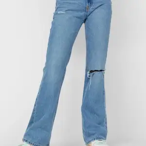 Super snygga jeans från Stradivarius som är helt oanvända! Taggen finns till och med kvar. Säljer då de tyvärr var för stora för mig. 