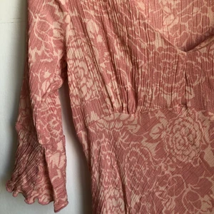 Sommarklänning - Rosa söt sommarklänning, står att det är stl 42 men den är inte det, mycket mer en 36 :) 