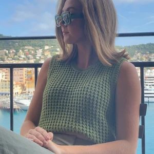 Grön stickad väst  - Jättefin stickad väst som tyvärr inte använts tillräckligt... passar storlek XS-M