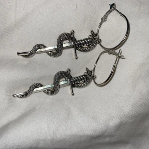 COOLA ÖRHÄNGEN - skit coola o snygga örhängen, ett svärd med orm ”inlindad”. 70kr inklusive frakt. Endast använda nu för att ta bild. 