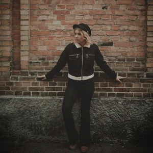 Svart jeansjacka  - Fodrad jeansjacka med ”fluff” kring krage och nedre delen. Lite skönt retro. Passar mig som är en 36/38. UK 10, EURO 38, US 6, CN 165/88A.