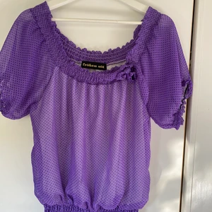 Lila top - Söt topp som kan gå över axlarna! 