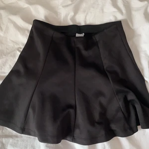 Minikjol - En fin minikjol som tyvärr är för liten för mig. Den är i stretchiga material och är knappt använd.