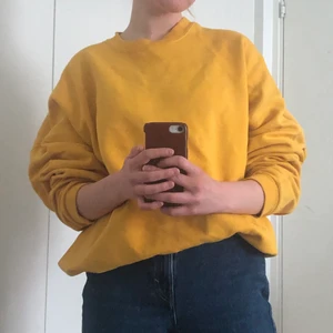 Mysig senapsgul tjocktröja - Superskön och stor tjocktröja köpt i amsterdam! Köparen står för frakten annars möts jag gärna upp i centrala gbg;))