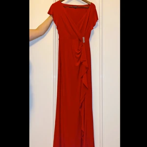 Ralph Lauren Balklänning  - Nyskick, användes en gång på min bal! Fick många komplimanger och dessutom så finns den inte att köpa på nätet längre så slipper man oroa sig över att någon annan har samma ;) Fin passform och skön/stretchig material. Köptes för 1200, pris kan diskuteras 