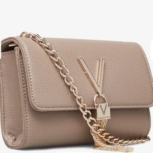 Axelremsväska  - Ny och äkta valentino väska i beige ( fler privata bilder kan skickas) 