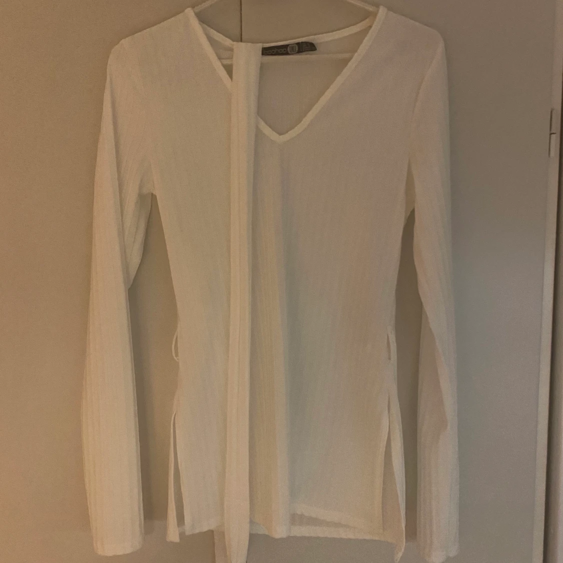 Vit boohoo tröja storlek 36 , modell tall