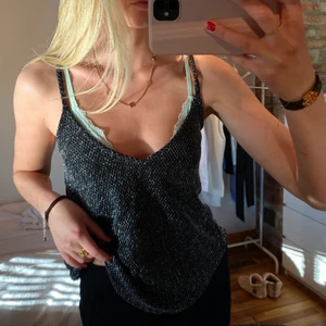 Linne - Jätte snyggt glitter linne från Zara i storlek S! Fint skick och banden korsar i ryggen 😍⚡️ 