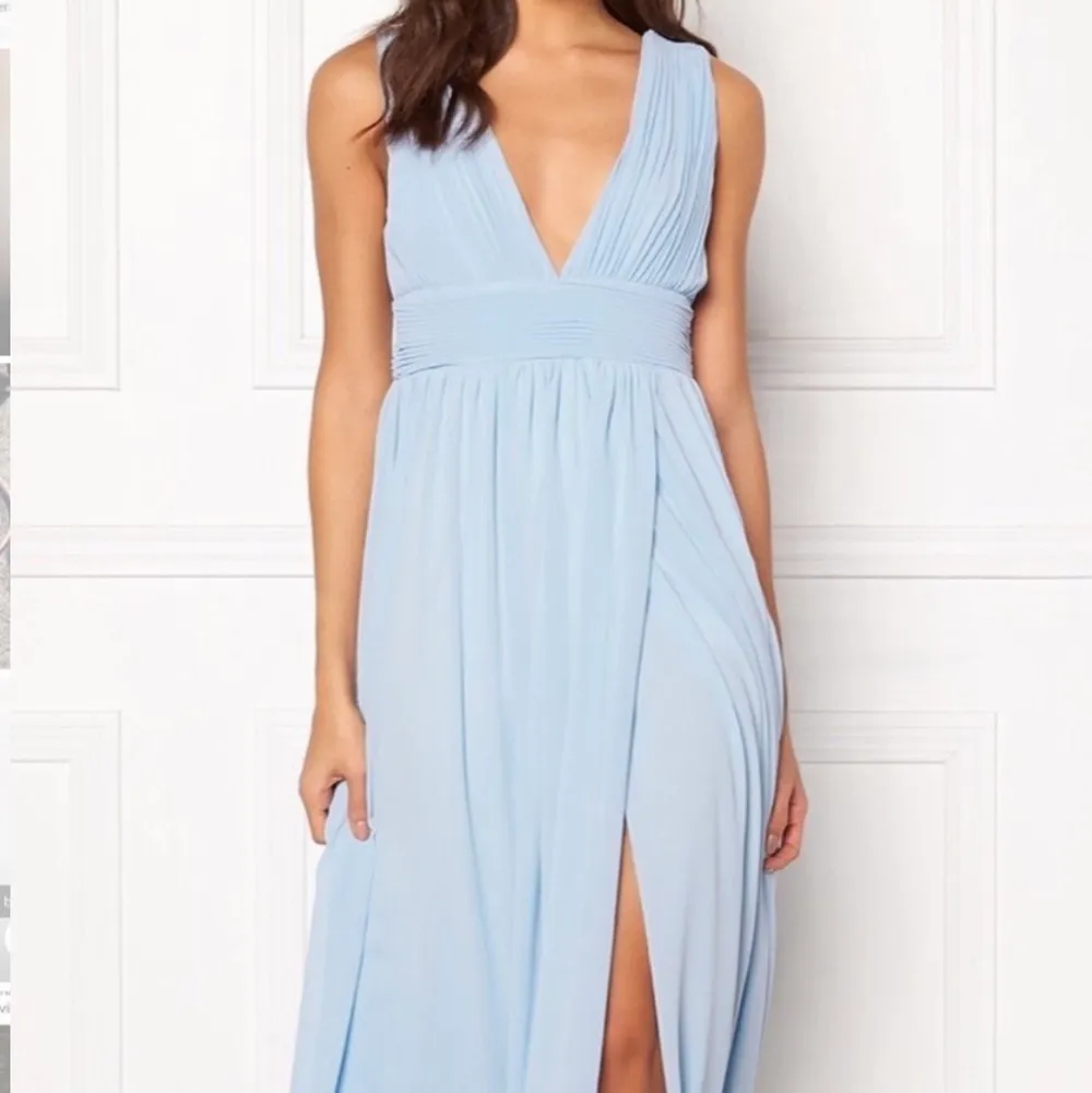 Säljer denna fina ljusa klänning pågrund av för stor, i stl 40 ❣️ säljs med prislapp på och endast provad 1 gång!! Fler bilder kan såklart ges 😁. Klänningar.