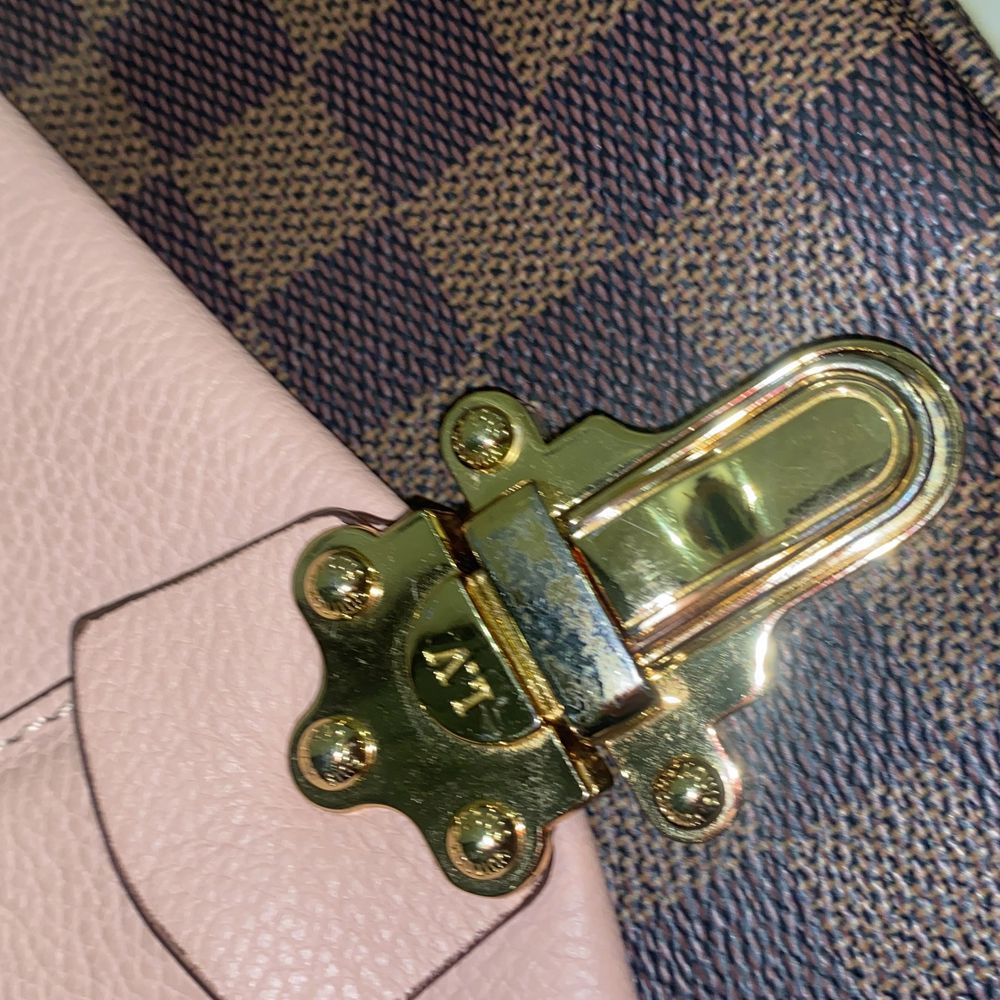 louis vuitton väska, en 1.1 kopia i äkta läder! på andra bilden ser man lite att guldet försvunnit men inget som märks av!💓. Väskor.
