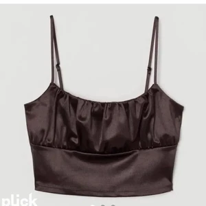 Hm topp - Säljer denna fina topp från H&M som är slutsåld, helt oanvänd! Säljes på grund av att den inte kommer till användning. (Har även en likadan oanvänd i vit om någon skulle vara intresserad)