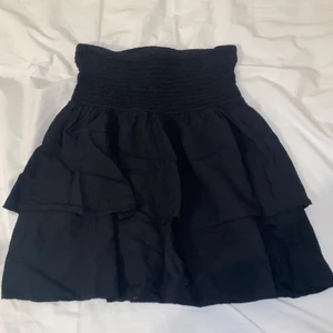 Svart sommar kjol, går att använda som topp också! Storlek XS. - Gullig sommar kjol med volanger, går att användas som en topp utan band, använt några gånger men fortfarande bra skick! 