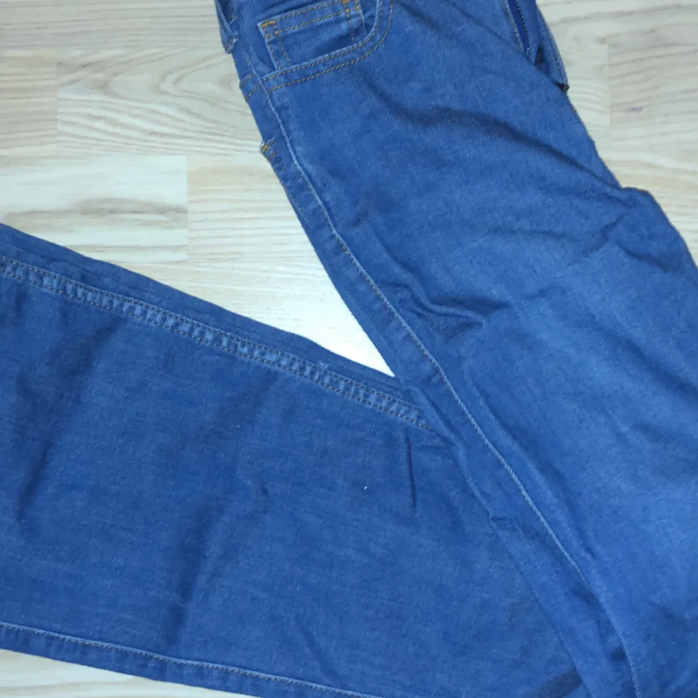 Stretchiga Bootcut jeans i storlek 34.. Jeans & Byxor.
