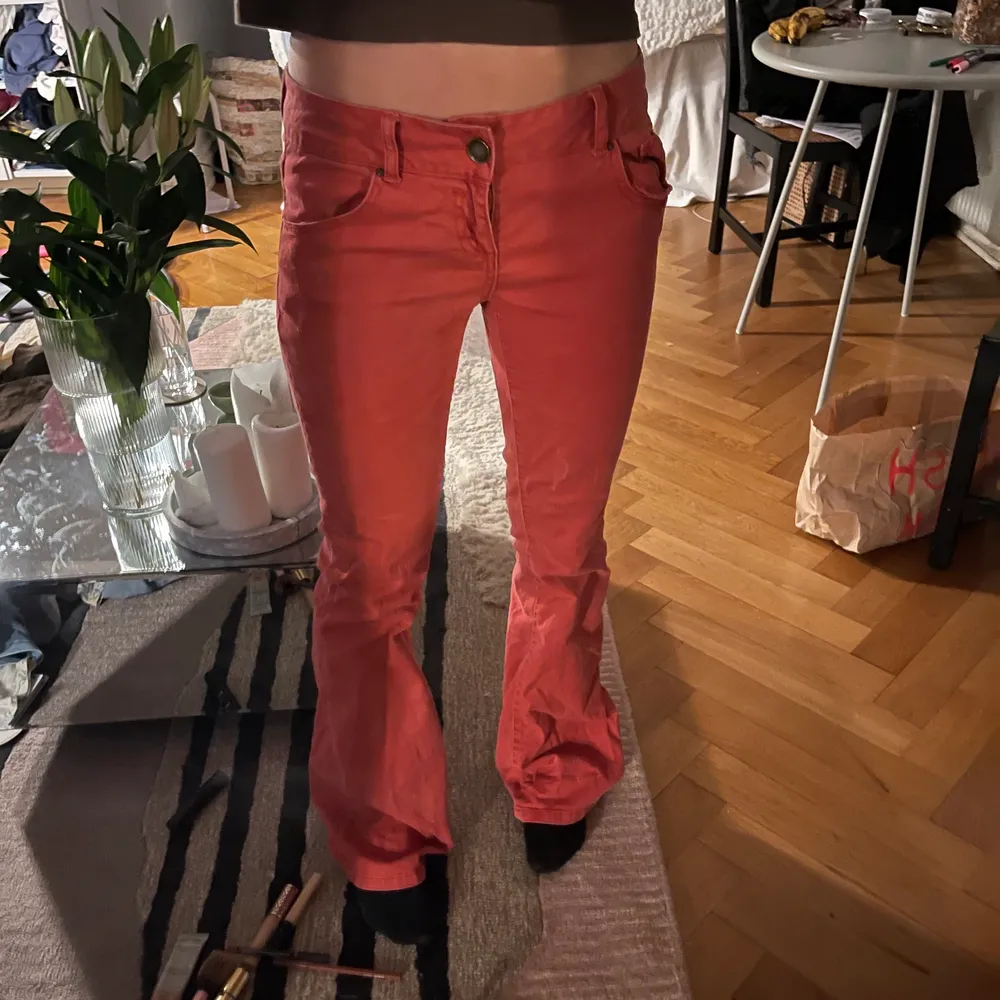 Storleken är 36/38 men passar perfekt på mig som vanligtvis är 36. Lågmidjade och sjukt snygga. Jag är 164 cm.. Jeans & Byxor.