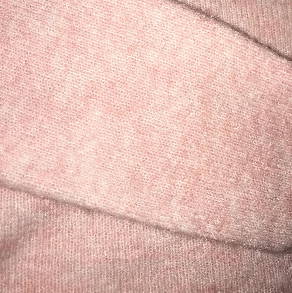 Ljus rosa tröja i tunt material ifrån bikbok! Aldrig använt (bara testad) så den är som ny💕 säljer endast för den inte kommer till användning . Tröjor & Koftor.