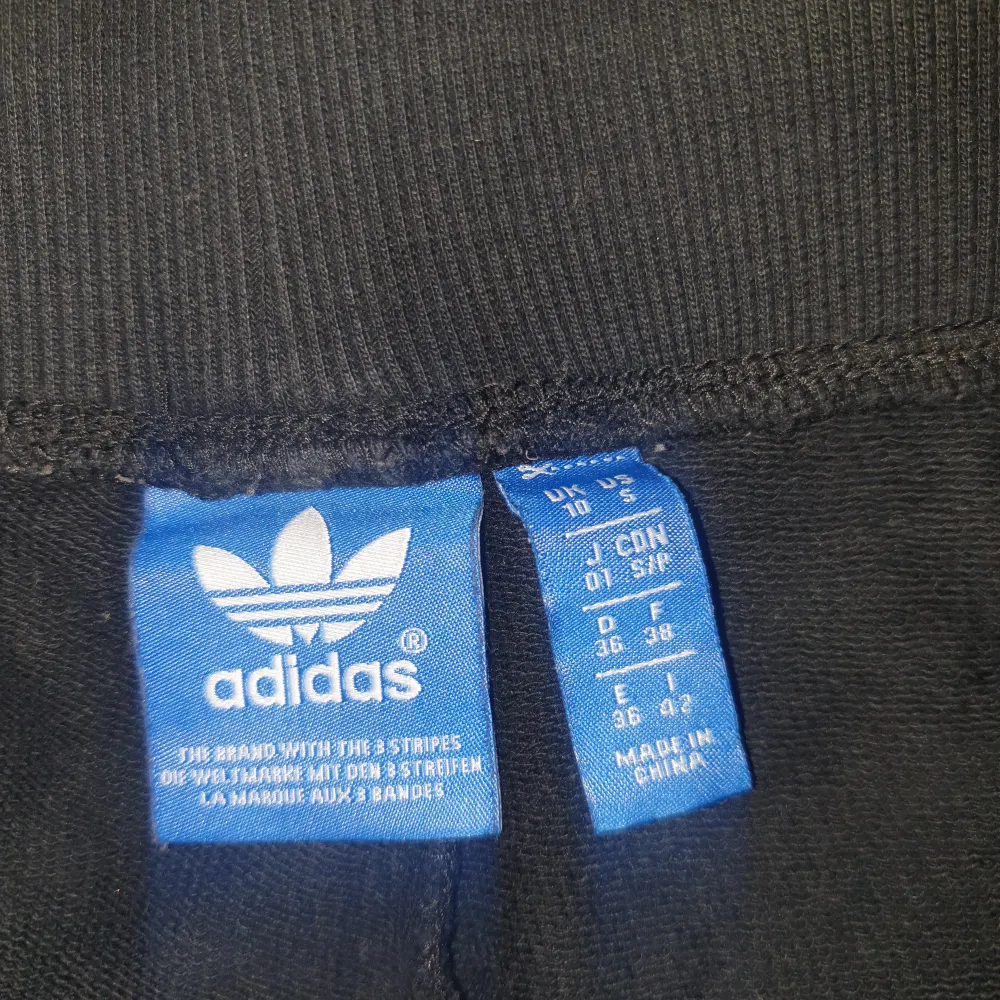 Adidas stl S/M 200kr. Shorts.