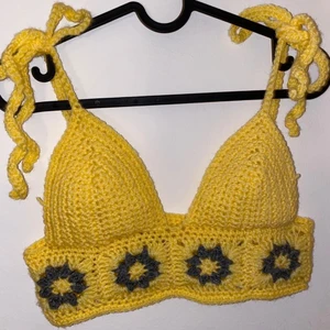 Virkad topp  - En gul och somrig topp med blommor på💖 Virkad av mig, aldrig använd men endast provad för att ta bild på. Köparen står för frakten (40kr) ☺️ Strlk S, kupa A/B 