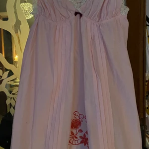 Odd Molly  - Odd Molly behöver ingen närmare presentation 🥰 underbaraste toppen från Odd Molly! SUPER SÖT! Somrig och sexig! Storlek 1. Använd 1-2 gånger så är tvättad. Hög kvalitet. Ljus härlig rosa med vit spets och röd statement brodyr ❤️ 