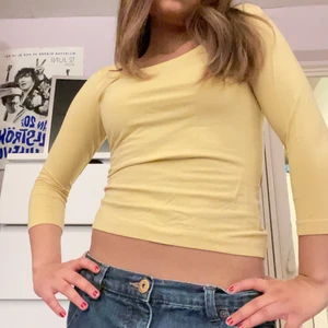 Top - Skit snygg gul top så osäker på om jag vill köpa! Men vill sälja den för har för mycket tröjor just nu så köp😍 Köpare står för frakten eller så möter jag upp Sthlm 