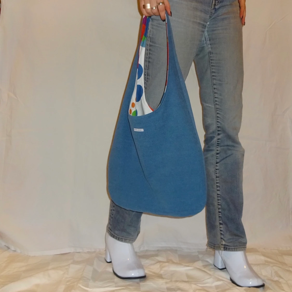 Handsydd tygväska i blå och flerfärgad  - 90