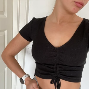 Topp - Superfin topp från ZARA. Den är justerbar tack vare snörningen där fram som man antingen kan ha tajt för att göra toppen kortare eller dra ut för att göra den längre. Använd fåtal gånger. Köparen står för frakt på 45kr!!🤍