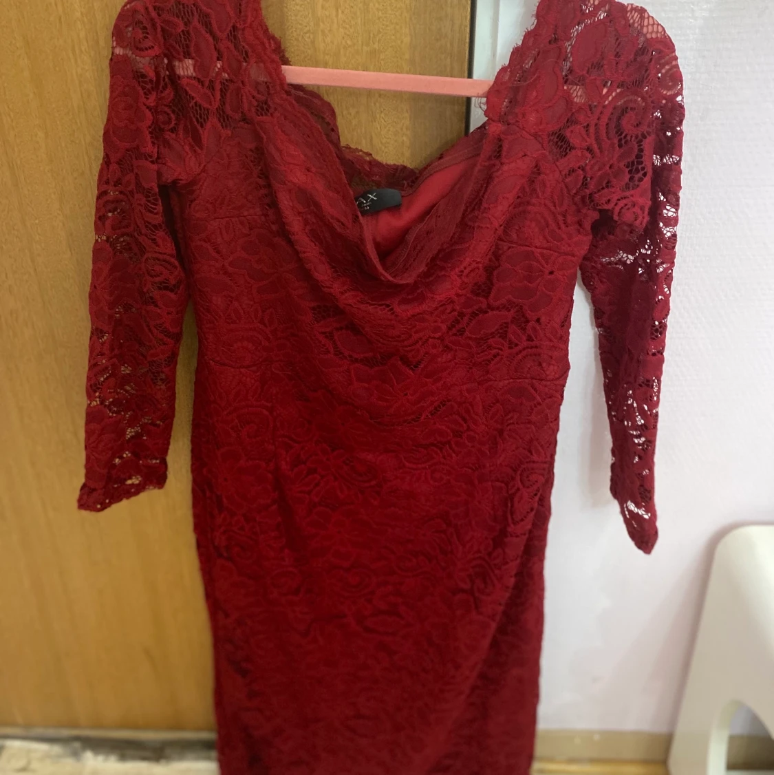Röd spetsklänning (midi)