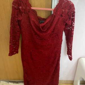 Röd spetsklänning (midi) - Röd spetsklänning i strlk 14, helt okej skick, använd!