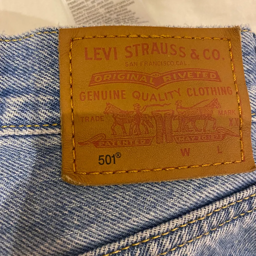 Levi’s 501 i stl 23x30 men är stora i storleken så skulle säga att de även passar 24 i midjan. Fint skick, knappt använda. Säljer de då jag upplever de lite för stora för mig. . Jeans & Byxor.
