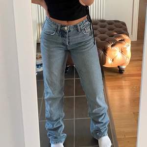 LÅNEBILDER! Säljer dessa snygga zara jeans, de är midwaist straight full length, Strl 36. De är använda ca 5 gånger.